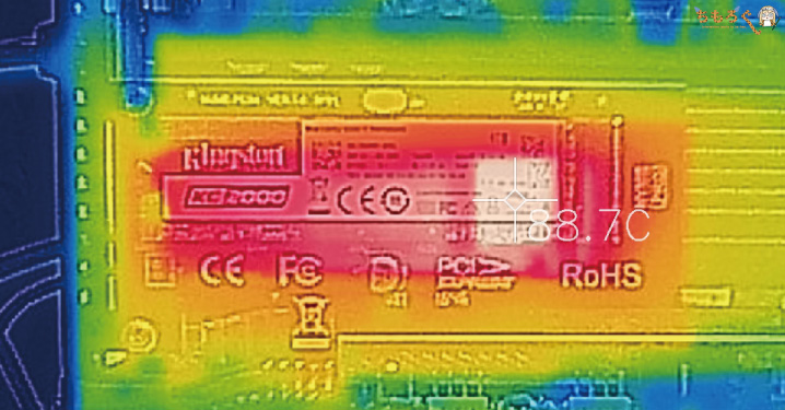 Kingston KC2000をレビュー(サーモグラフィカメラで表面温度)