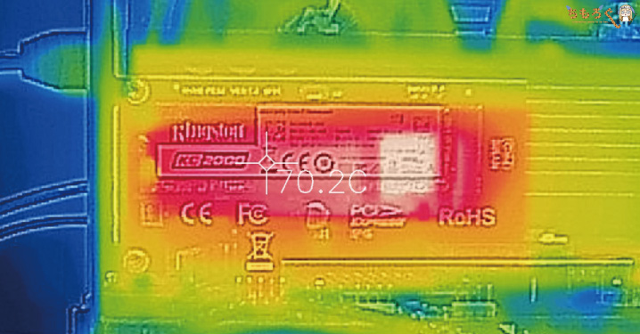 Kingston KC2000をレビュー(サーモグラフィカメラで表面温度)
