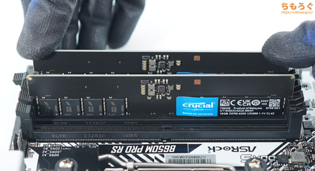 DDR5メモリを指でしっかりと挿し込みます